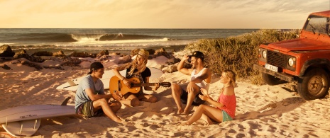 Touristes se reposant après une session de surf sur la plage d'El Hierro à Fuerteventura, îles Canaries