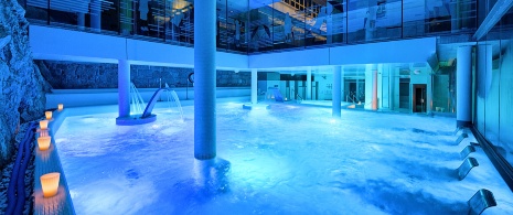 Piscina di acqua termale minerale e medicinale delle Terme La Hermida, Cantabria