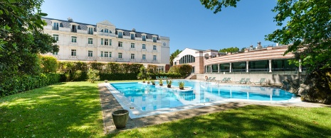  Vue extérieure du jardin et de la piscine de la station thermale Castilla Termal de Solares, Cantabrie