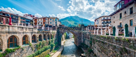 Vista da Vila de Potes e sua Ponte Nova, Cantábria