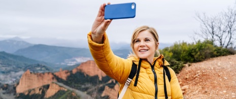 Una pellegrina scatta una foto sulla strada romana di Las Médulas, Castiglia e León