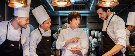 Jordi Cruz y su equipo del restaurante ABaC Barcelona, Cataluña