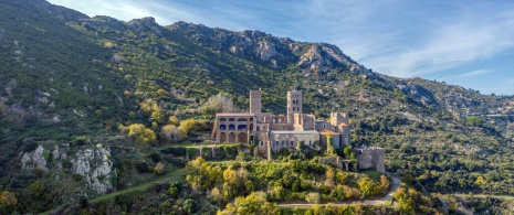 Abadía románica de Sant Pedro de Roda de El Port de la Selva en Girona, Cataluña