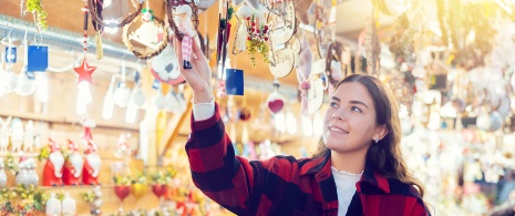 バルセロナのクリスマスマーケットの観光客