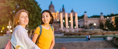 Turisti a Barcellona di notte, in Catalogna