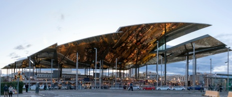 Vue générale du marché de Los Encantes à Barcelone, Catalogne