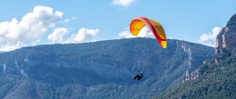 Turista praticando parapente na região de Organyà em Lleida, Catalunha