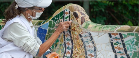 Mulher restaurando uma sacada no Parque Güell, Barcelona