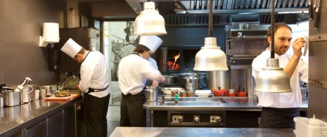 Detalle de la cocina de El Celler de Can Roca en Girona, Cataluña