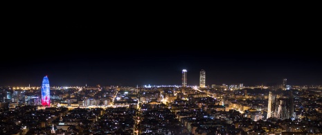 Blick auf Barcelona mit dem Torre Glòries (früher Torre Agbar)