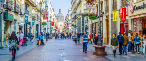 Touristen spazieren durch die Calle Alfonso I in Zaragoza (Aragonien)