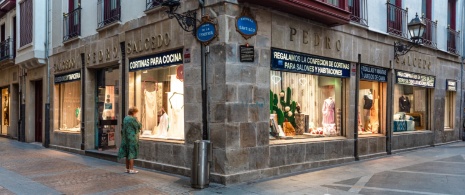 Detalhe da rua Tendería de Bilbao em Vizcaya, País Basco