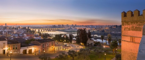 Vista del río Guadiana y del puente de Palmas en Badajoz, Extremadura