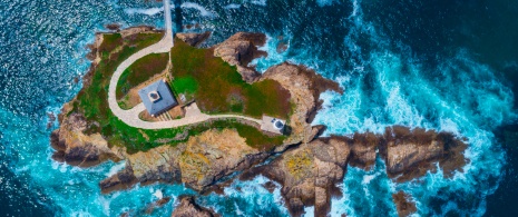 Antigo farol na Ilha Pancha de Ribadeo em Lugo, Galícia