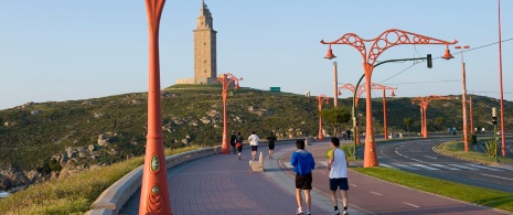 Des personnes faisant un jogging et se promenant sur le front de mer de La Corogne