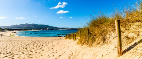 Vista de la playa al otro lado del paseo marítimo de Samil, en Vigo