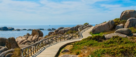 Ansicht des Holzstegs am Uferweg in San Vicente do Mar, O Grove