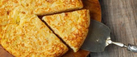 Hiszpański omlet ziemniaczany – tortilla de patatas