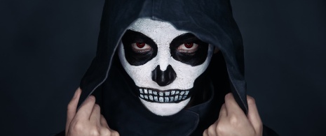 Frau mit geschminktem Totenkopf