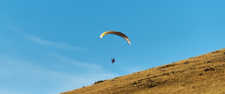 Turista practicando parapente