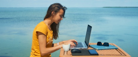 Une femme travaillant en bord de mer