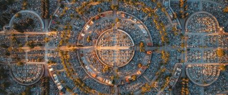 Vista aéra del cementerio de Nuestra Señora de la Almudena en Madrid, Comunidad de Madrid