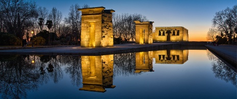 Ansicht des Tempels von Debod bei Sonnenuntergang in Madrid