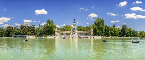 Turyści w stawie Estanque de El Retiro, Madryt