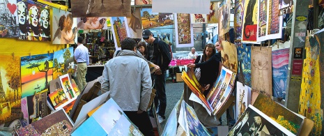 Besucher betrachtet einen Stand auf dem Rastro in Madrid.