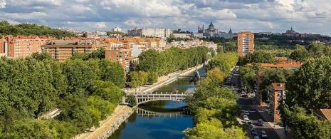 Vue de Madrid Río avec la cathédrale de l’Almudena au fond