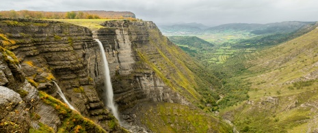 Vistas del Salto del Río Nervión, en el Monumento Natural del Monte Santiago, Álava, País Vasco