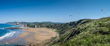 Parapentes na região de Sopelana em Biscaia, País Basco