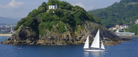 Segelboot in der Bucht von La Concha, Donostia-San Sebastián