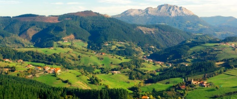 Vue d’Aramaio et du mont Udalaitz en toile de fond dans la province d’Álava, Pays basque