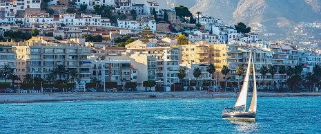 Vedute dalla barca lungo la costa di Altea ad Alicante, Comunità Valenciana