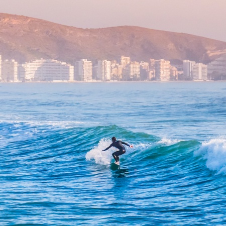 Surfista sulla spiaggia di Cullera a Valencia, Comunità Valenciana