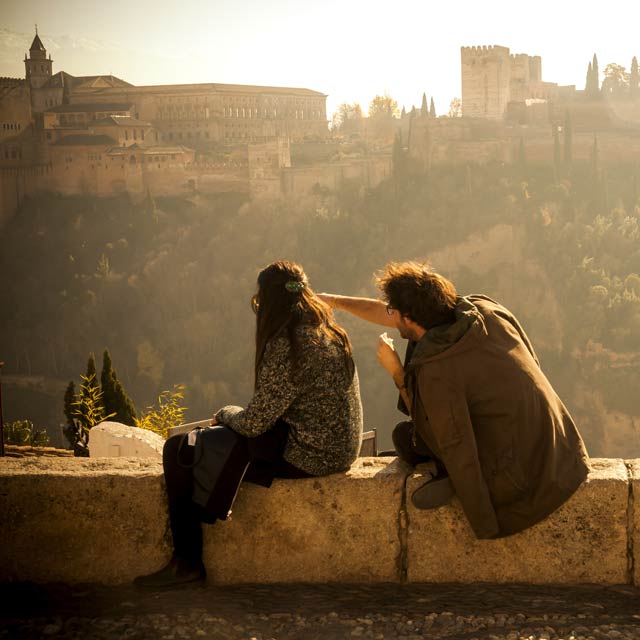 Paar auf dem Mirador de San Nicolás