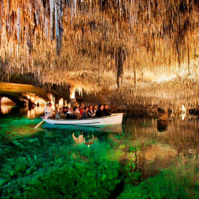 Visitantes num barquinho nas Cuevas del Drach