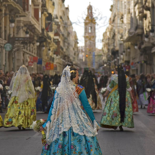 Desfile de falleras em Valência