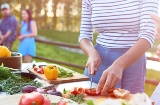 Persone che maneggiano verdure nell'orto