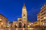 Veduta notturna della Cattedrale di Oviedo