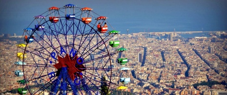 Roda gigante do Tibidabo com Barcelona ao fundo