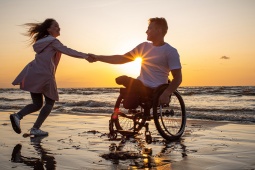 Touristes profitant de la plage avec une accessibilité totale en fauteuil roulant