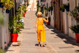 Tourist bei einem Spaziergang in der Gemeinde Mijas in Malaga, Andalusien