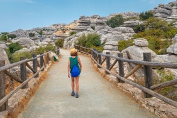 Turista en el Torcal de Antequera en Málaga, Andalucía