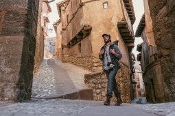 Eine Person besucht Albarracín in Teruel, Aragonien