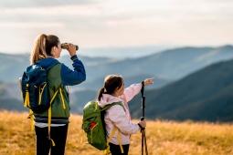 Une mère et sa fille regardent à travers des jumelles