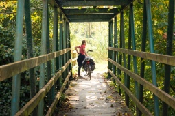 Turista en la Vía Verde de El Carrilet en Girona, Cataluña