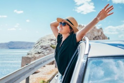 Lächelnder Tourist in einem Fahrzeug