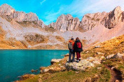 Ein Paar bewundert den See Ibón de Acherito, Selva de Oza, Huesca